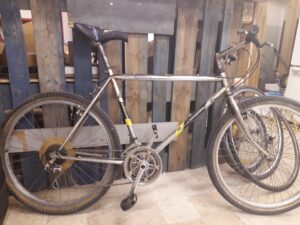 Vélo Mountain bike gris (Vendu)