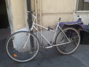 Vélo VTC decathlon gris et suspension (démonté)