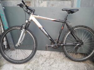 Vélo VTT Gitane noir et gris avec suspension (48×57) (Vendu)