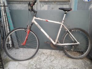 Vélo VTT Decathlon Blanc avec suspension (51×56) (Vendu)