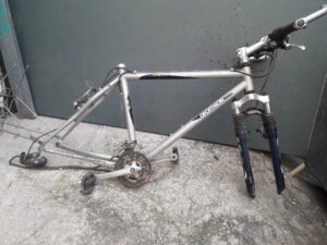 [À retaper] Vélo VTT Decathlon M série gris avec suspension (48×54) (vendu)