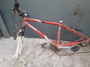 Vélo VTT decathlon rouge avec suspension (34×46) (découpé)