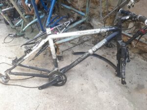 [à retaper] Vélo VTT rockrider btwin blanc et noir