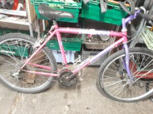 Vélo VTT Scott rose et violet