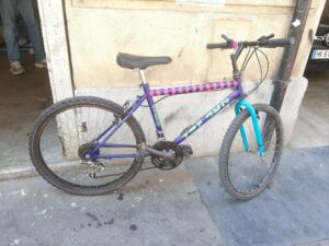 Vélo VTT Top Gun violet et rose (40×48)