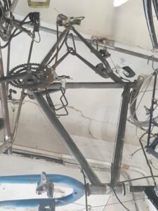 [à retaper] Vélo VTT sans marque noir fourche bleu