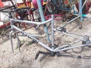 Vélo VTC btwin gris